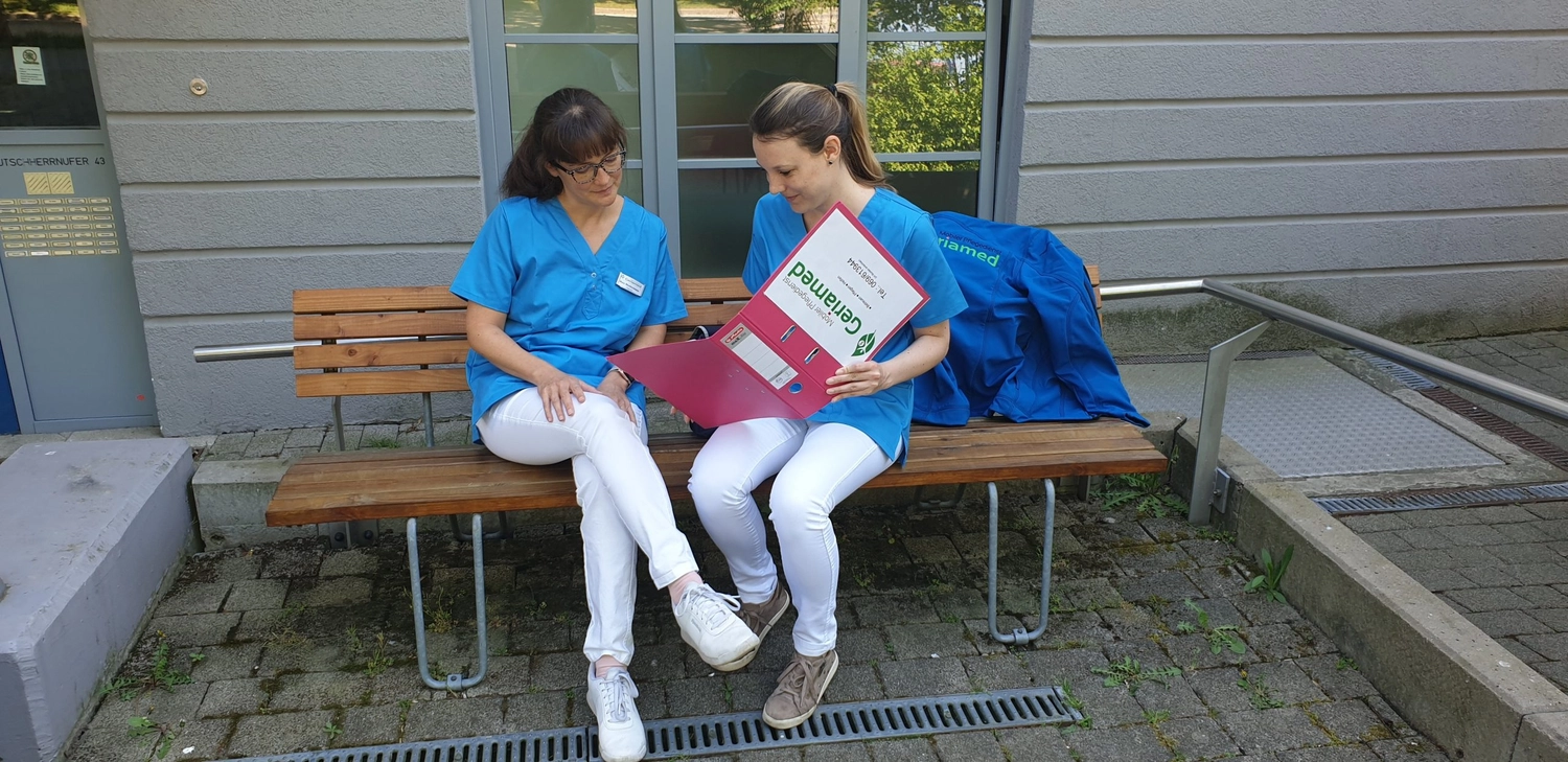 Zwei Pflegekräfte der Geriamed GmbH im Gespräch